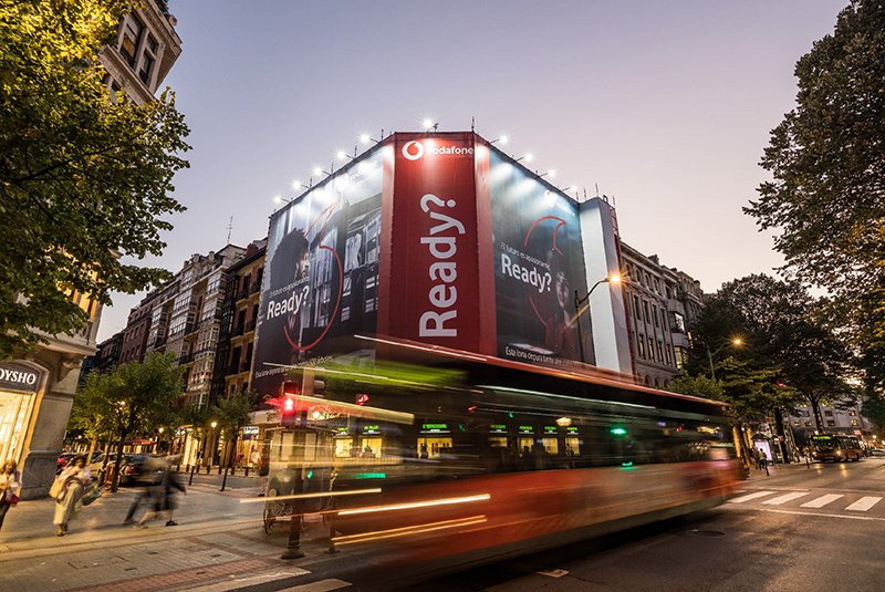 vodafone_es's tweet image. Pues sí, #ElFuturoEsApasionante… estas lonas eliminan la misma contaminación ambiental que 1.100 🌳 en un mes ¿las has visto en tu ciudad?