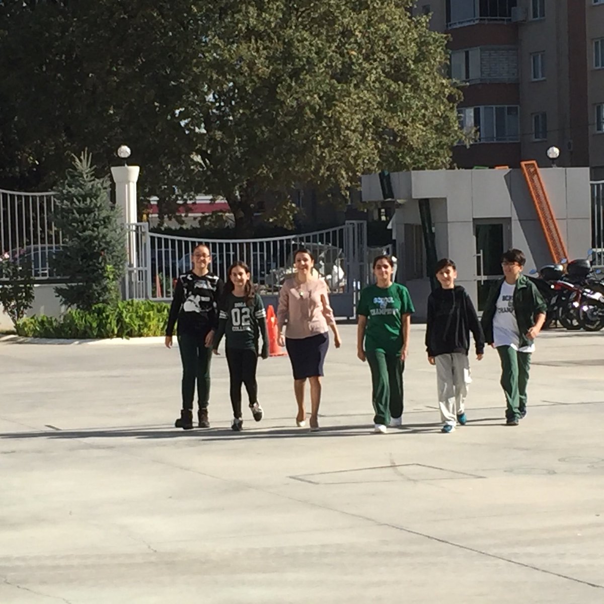 Özlüce Doğa Ortaokulu olarak demokrasiyi anlatmakla yetinmiyor,uygulamalarımızla içselleştiriyoruz.<a href="/GuldemG/">Guldem Goceci Alhan</a> <a href="/ArzuAkinAydin/">Arzu</a> <a href="/Fatihy26/">Fatih Yetim</a>