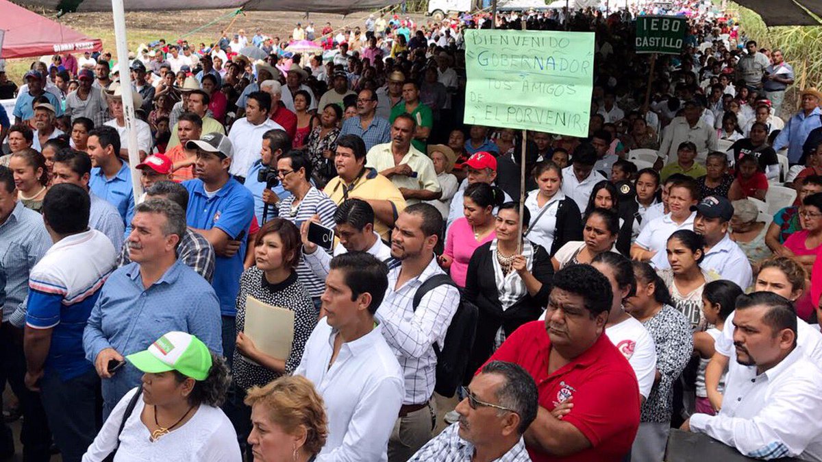 alejandromurat's tweet photo. A favor de un #OaxacaProductivo, con inversión de 9.9 MDP, entregamos apoyos a más de 7 mil productores de Acatlán de Pérez Figueroa. https://t.co/CSnRq8iGLX