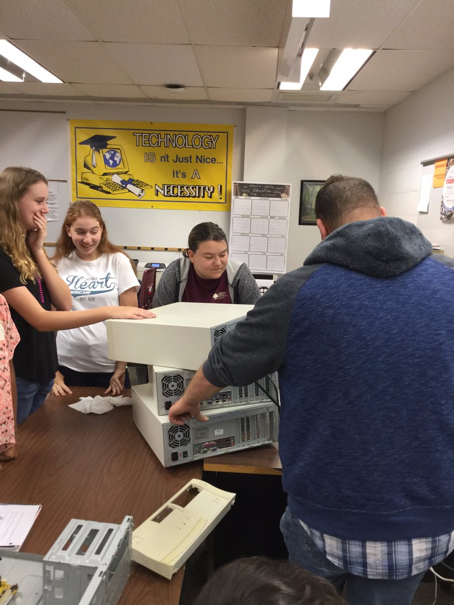 StaceySteiner5's tweet photo. Deconstructing and reconstructing computers in Computer Tech w/Mr. Presley - District Network Administrator. #WeAreCarlinvilleHS #TechTerra https://t.co/unrVd64MEq