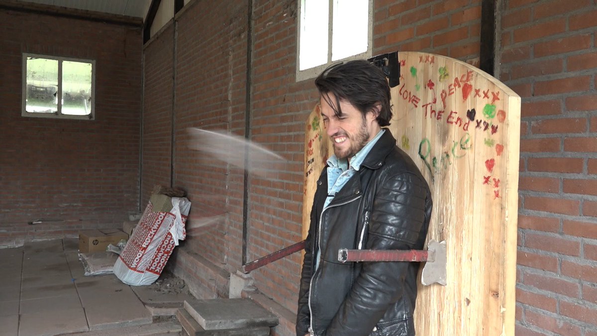 StreetlabTV's tweet photo. JAAA! Jasper heeft ’t gewoon gedaan! Nu Tim nog!!🔪🔪🔪 https://t.co/qyAbLCpB0I