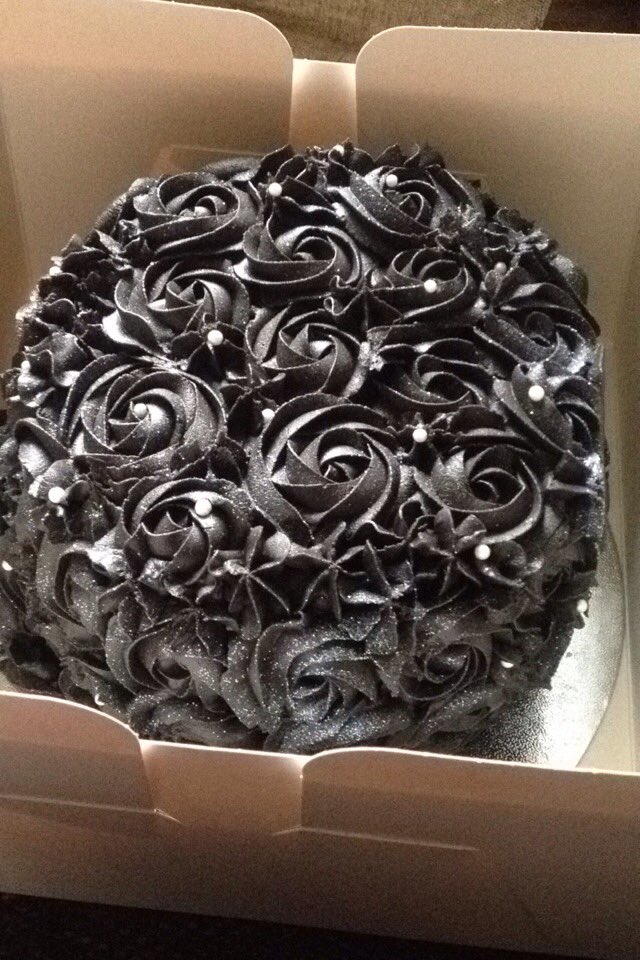 KellyDianexox's tweet photo. My cake my bestie got me 👌🏼😍 she knows me too well.. #birthdaycake #blackglitter https://t.co/FqerIMPifD
