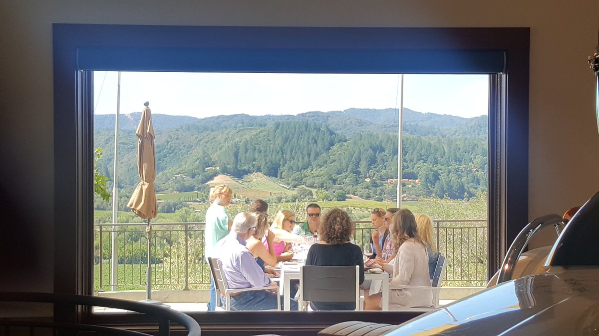 TheWineRoad's tweet photo. Happy #WineWednesday from Dry Creek Valley where it's a picture perfect day with spectacular autumn views. #VisitWineRoad #winetasting https://t.co/eBTXI3qZKi