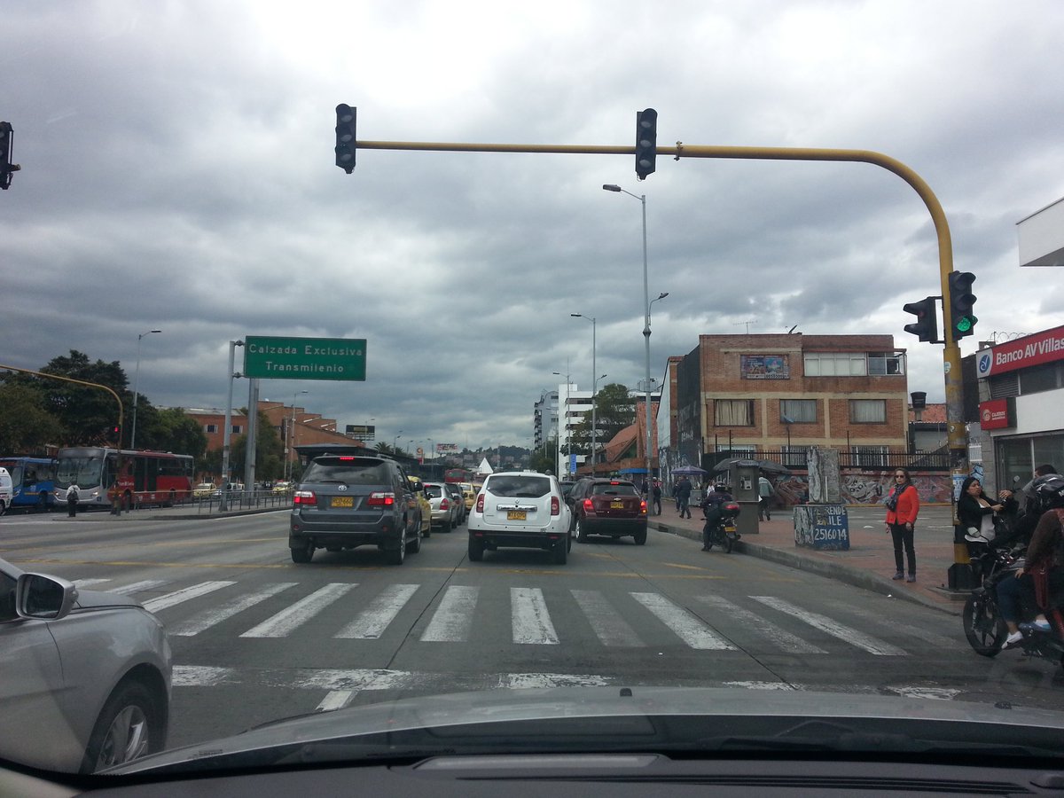 Yo parando para no trancar intersección. Él se cuela en mi espacio. Quién es el idiota?...
Cuánto le invirtieron a la campaña? <a href="/Bocarejo_JP/">Juan Pablo Bocarejo</a>