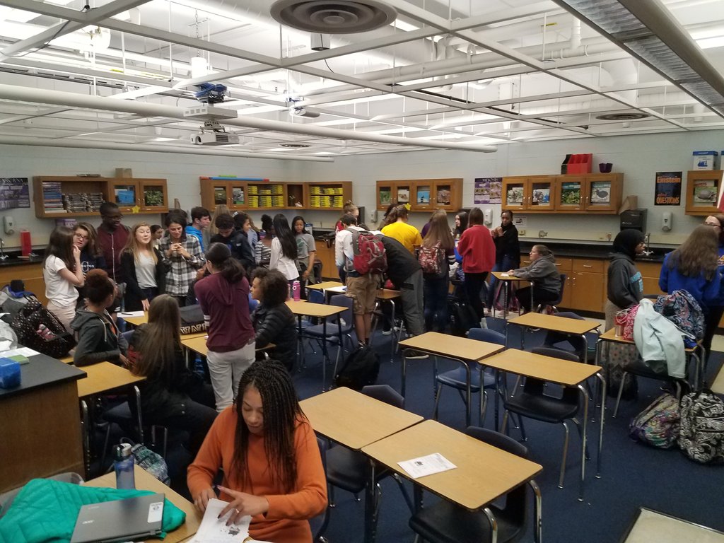 B_Kimbleton's tweet image. @bobby__dodd @glhsinteract #glhs October meeting for interact has another awesome turnout! Working in committees!!