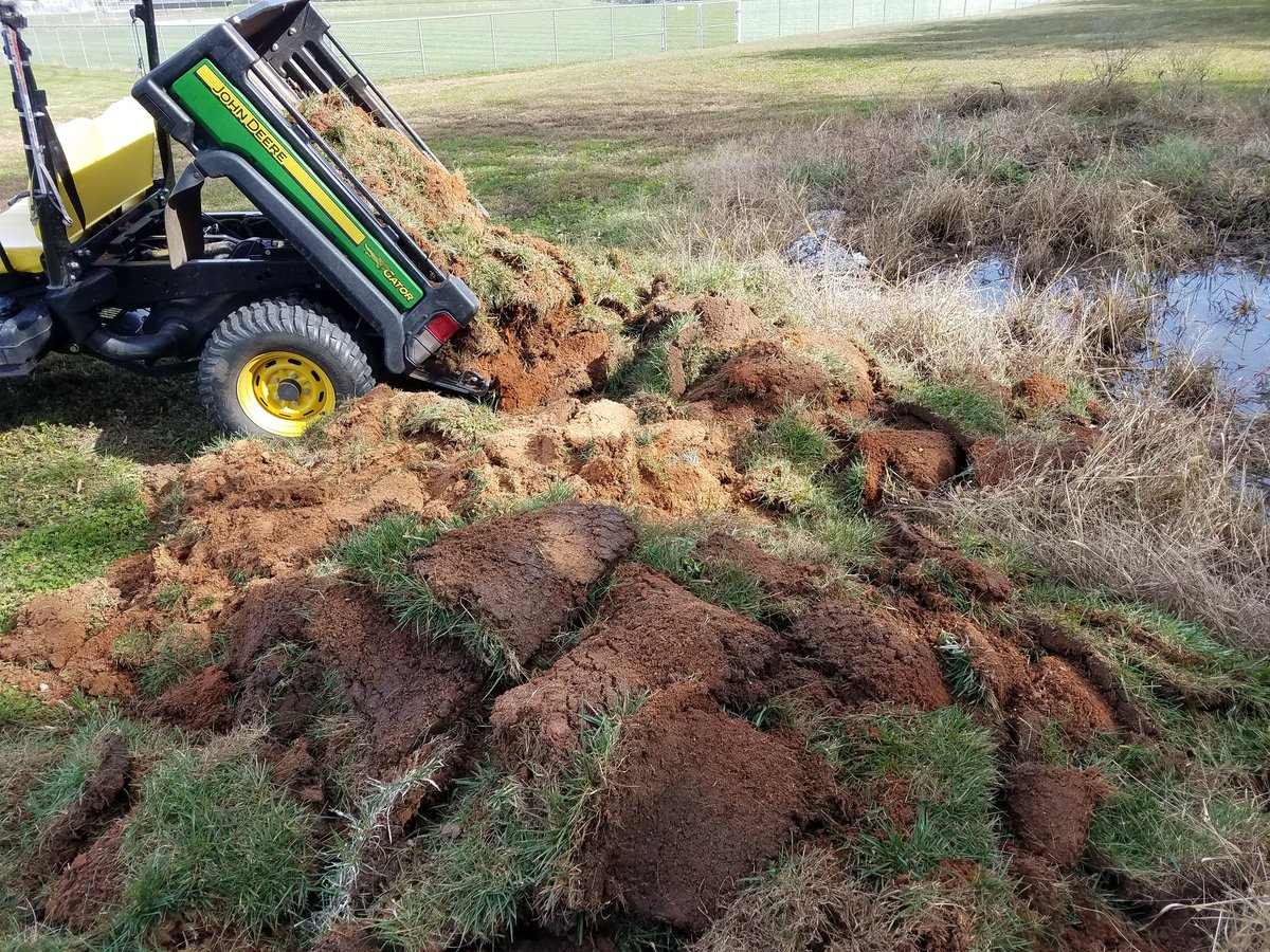 Grassmangreg's tweet photo. #hardworkwednesday @LSNsoftball lip removal and new sod https://t.co/MLTgvHr2Z1