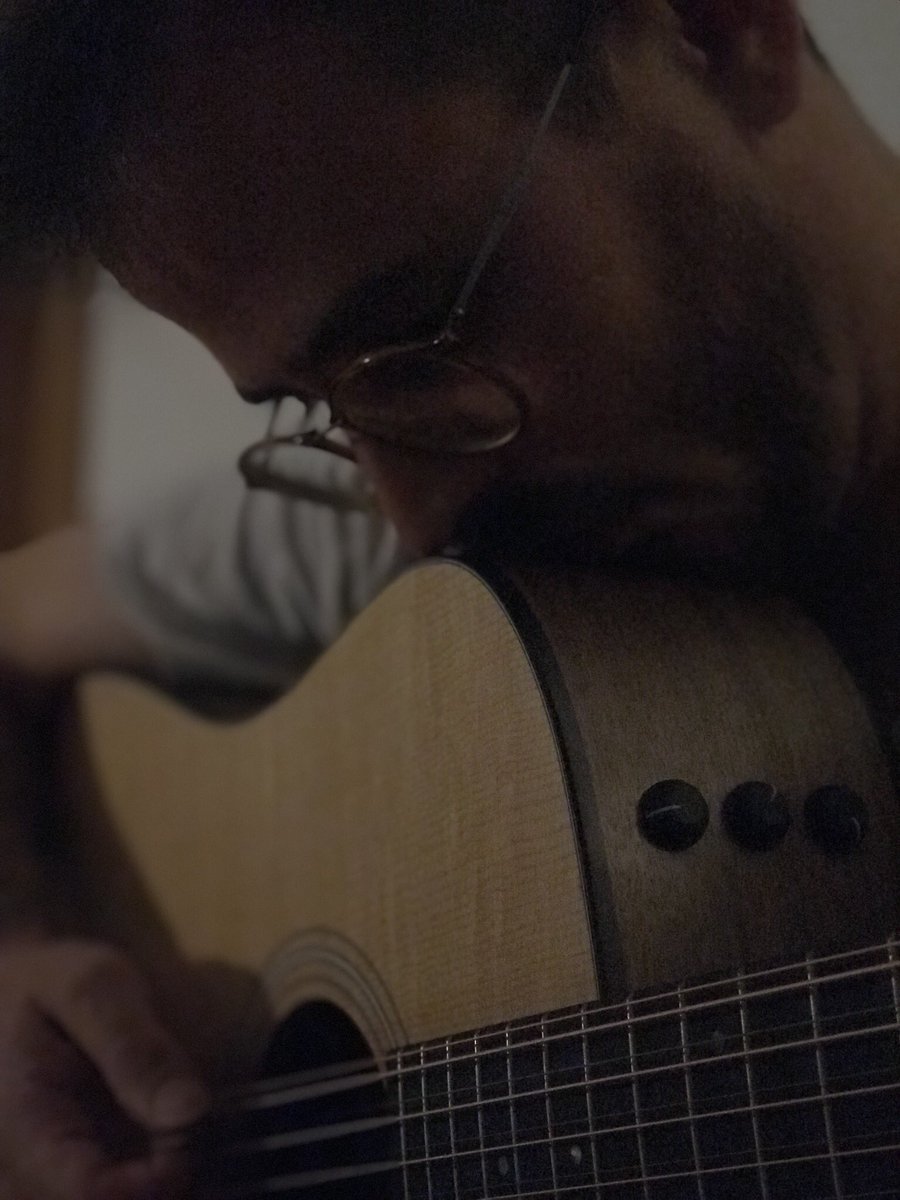 txantxu_txantxu's tweet photo. Arquitectura en el aire. El resto del día me importa bien poco, lo único urgente eres tú.
#buenasnoches #taylor12string #taylor150e #music https://t.co/nJWojvneTX