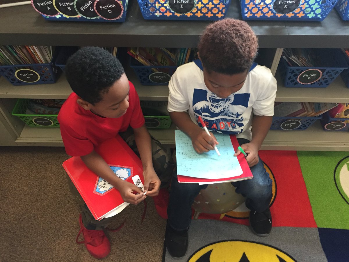 AwesomeInA6's tweet photo. Today we perfected our papers by getting input from our peers #PeerConferences #AwesomeinA6 https://t.co/FHaJxeih05