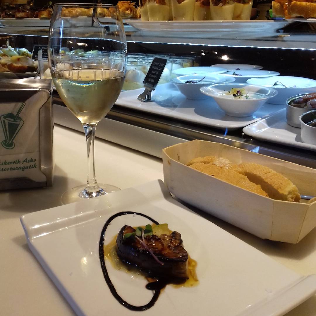 xivitor's tweet photo. ¡Aupa #Euzkadi! La ruta del 'sufrimiento'. Foie a la plancha con PX y copa de #Libalis #Bar #Guretoki #Bilbao 😍😍😍 #gastronomia #vasca https://t.co/Y3mHklbA2M