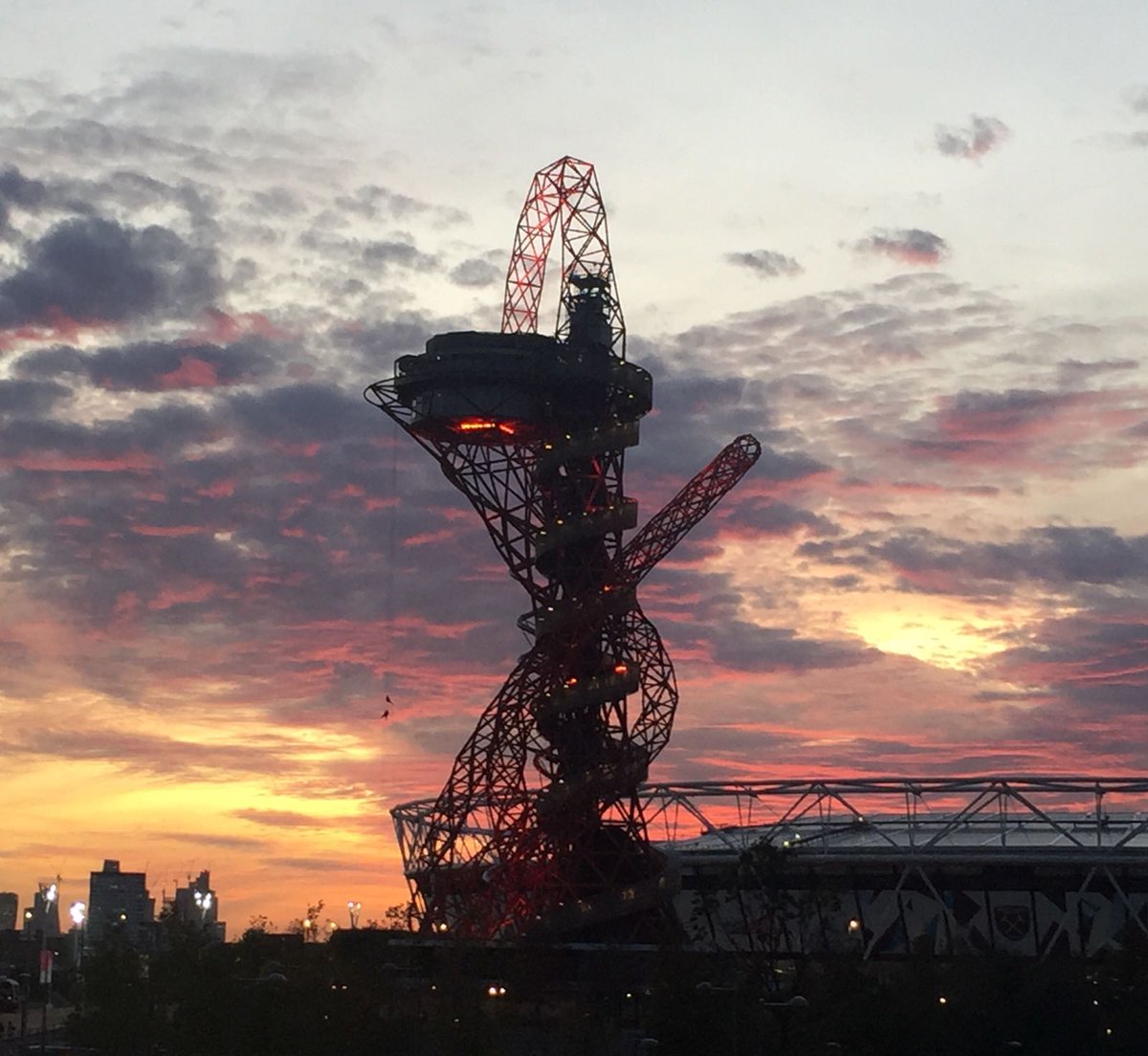 wireandsky's tweet photo. Why would you want to miss sights like this?! 4 days left to abseil @AMOrbit in 2017 #wireandsky #orbitabseil #nighttimelondon https://t.co/OTuUDXFchI