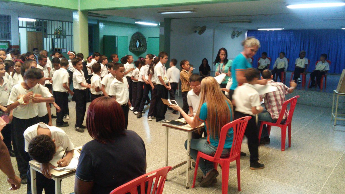 Cbit_simonr's tweet photo. Niños y Niñas de la UEE Simón Rodríguez en las elecciones de la contraloría. @ZEMPLAZAMORA16 @FundabitMirpz https://t.co/W2Y8GTATAu