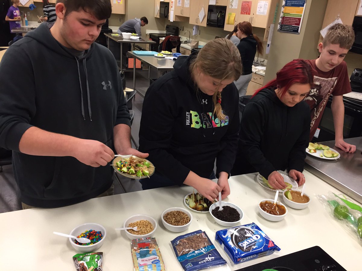MsLeonard_FACS's tweet photo. International foods had a Halloween lab within the Latin American unit🎃-carved bell peppers. They also had a caramel apple bar! 🍏🍭 #yourjhs https://t.co/Zs3X0Ey1qE