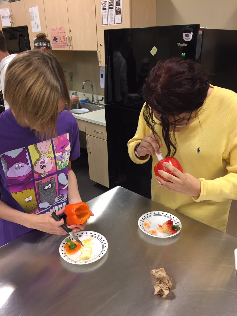 MsLeonard_FACS's tweet photo. International foods had a Halloween lab within the Latin American unit🎃-carved bell peppers. They also had a caramel apple bar! 🍏🍭 #yourjhs https://t.co/Zs3X0Ey1qE