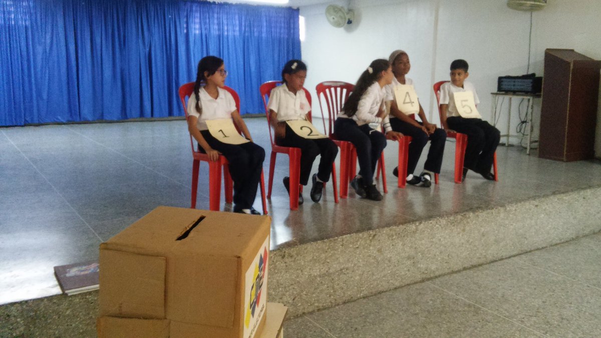 Cbit_simonr's tweet photo. Niños y Niñas de la UEE Simón Rodríguez en las elecciones de la contraloría. @ZEMPLAZAMORA16 @FundabitMirpz https://t.co/W2Y8GTATAu