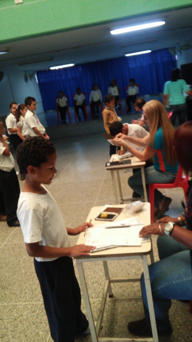 Cbit_simonr's tweet photo. Niños y Niñas de la UEE Simón Rodríguez en las elecciones de la contraloría. @ZEMPLAZAMORA16 @FundabitMirpz https://t.co/W2Y8GTATAu