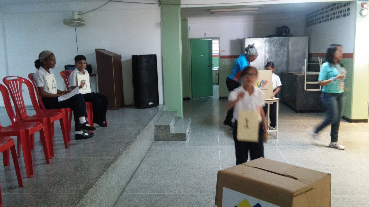 Cbit_simonr's tweet photo. Niños y Niñas de la UEE Simón Rodríguez en las elecciones de la contraloría. @ZEMPLAZAMORA16 @FundabitMirpz https://t.co/W2Y8GTATAu