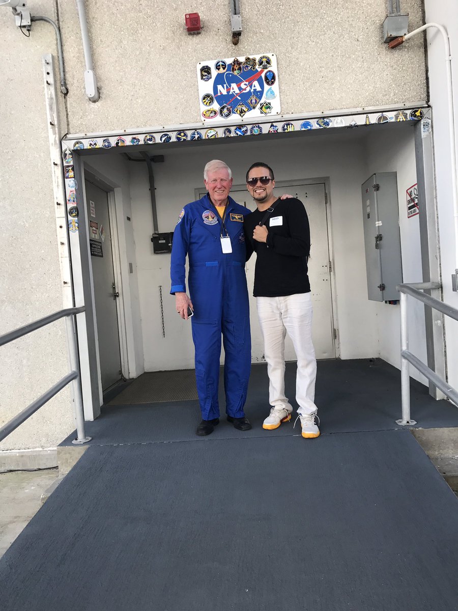 VargasVibes's tweet photo. Visiting @NASA with Astronaut #JonMcbride "Nothing is impossible" https://t.co/dBxROS3Cqa