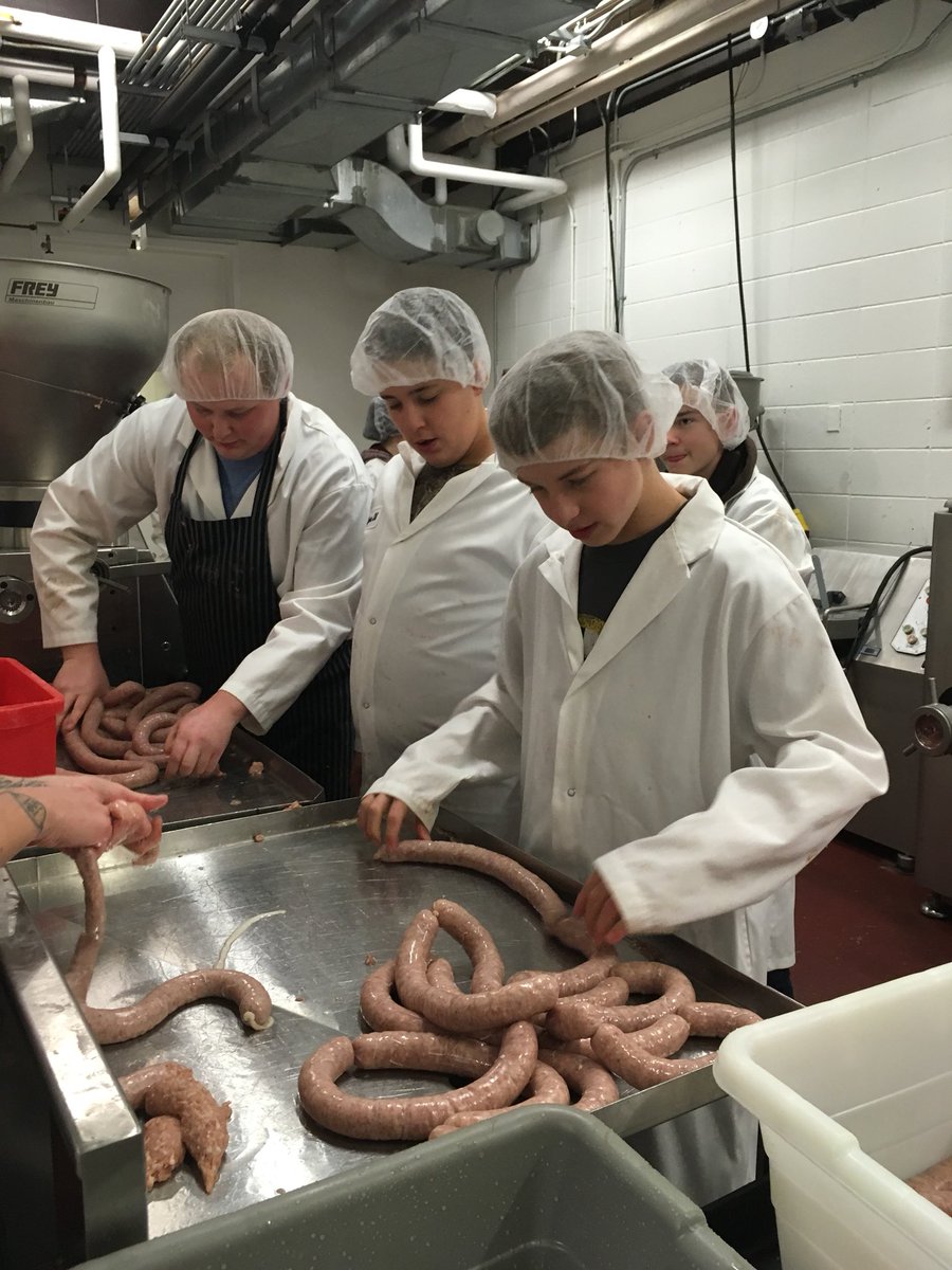 tmoorhead09's tweet photo. Ag 8 Option field trip to Olds College!  What an amazing real-world experience!  Thanks so much @oldscollege! @EAMS8 @rvsed https://t.co/9kpORQffGP
