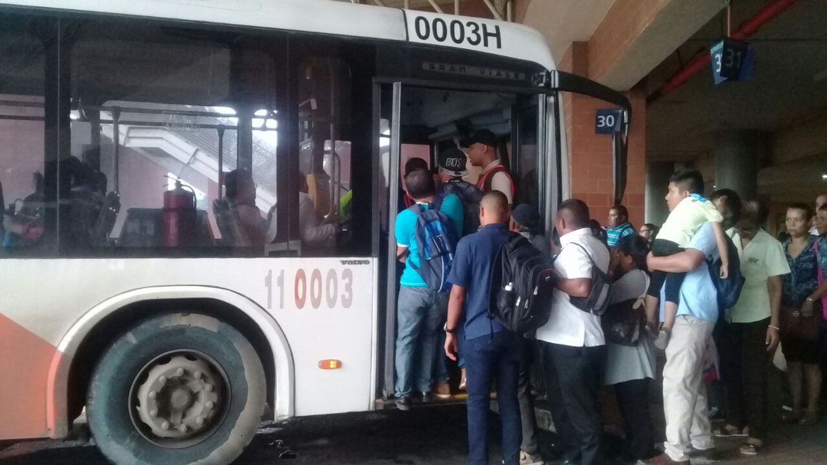 policiadepanama's tweet photo. Desde este momento la fuerza del Estado ha desplegado 62 buses para transportar a ciudadanos residentes en Panamá Oeste. #FTCAyuda https://t.co/eetF3h8pRk