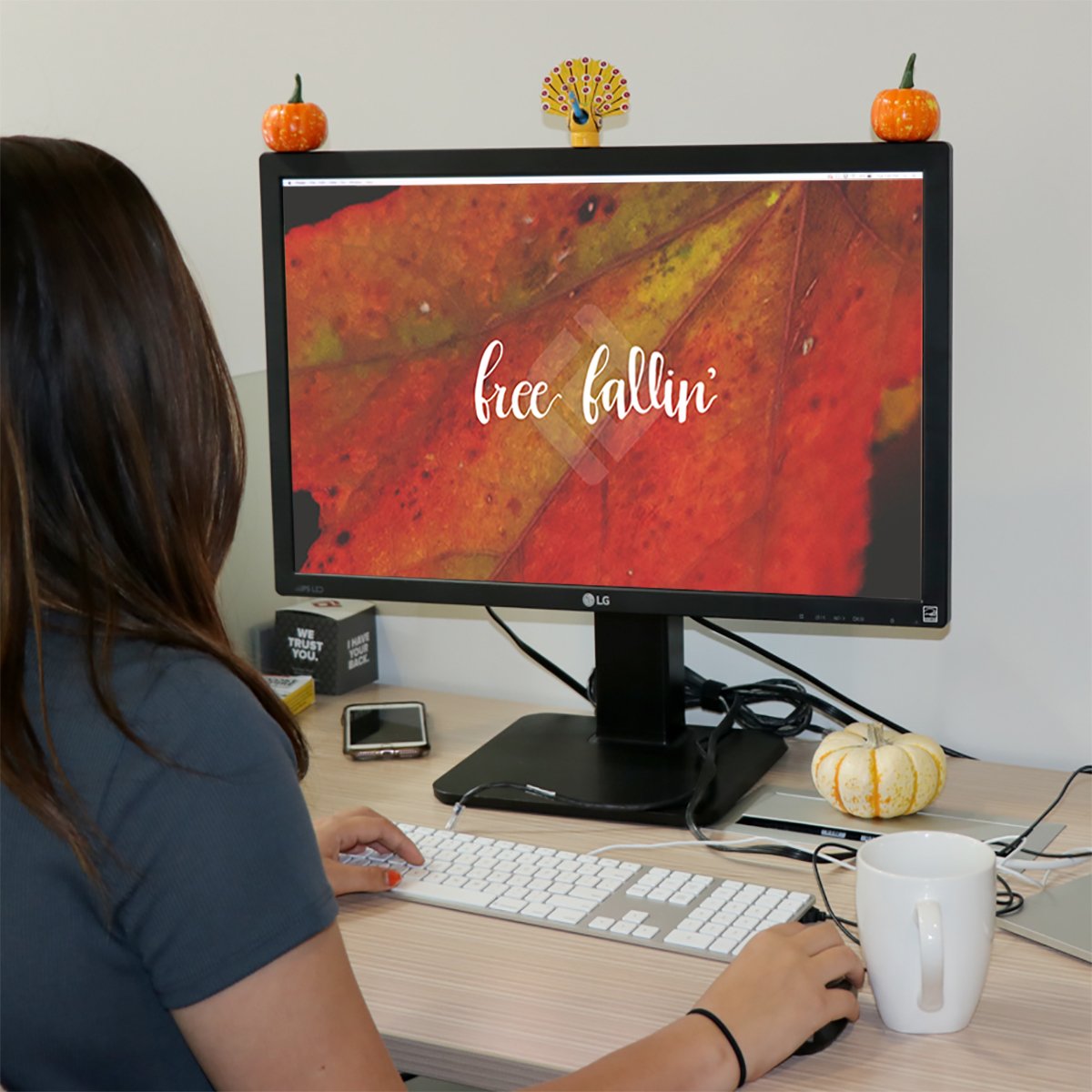 reddoor's tweet photo. Bring the fall season to your workspace or with you on the go. Download our Fall wallpapers here-> https://t.co/TqQLitoNOg #rdiculture https://t.co/0Iffr9XC1a