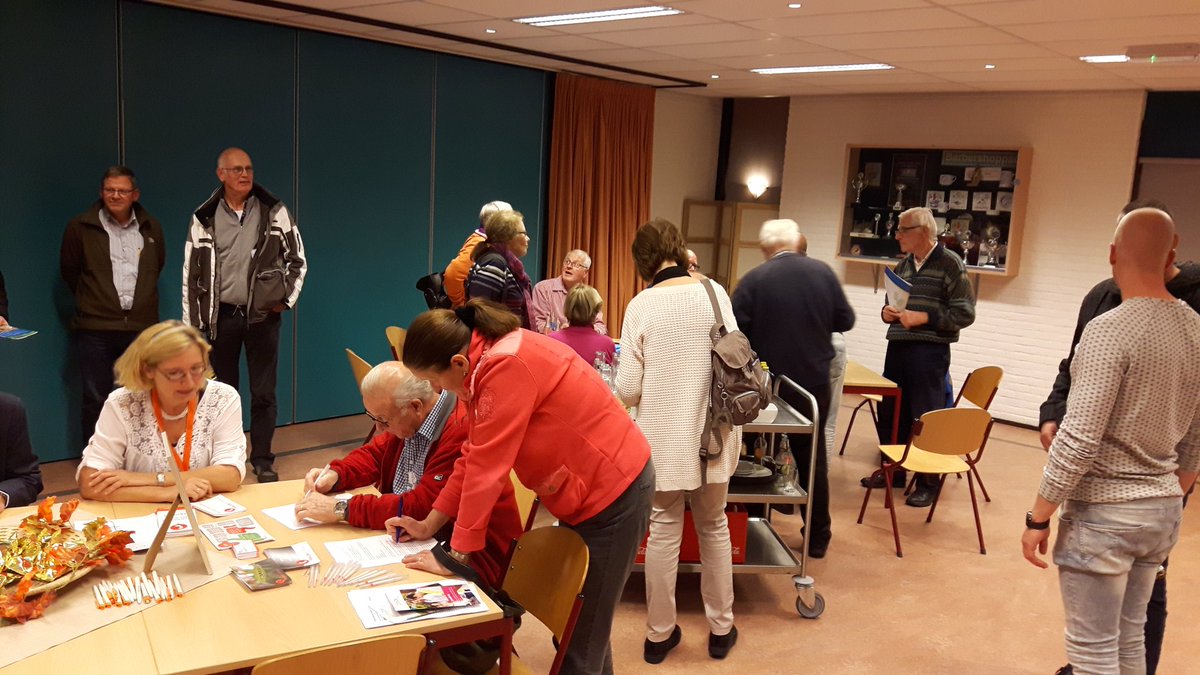 WijStadsweiden's tweet photo. Veilige en vrolijke avond over sociale veiligheid in de Roef. Mmv #Zorgdat #wijkagent #gemeente #Boa's en #slachtofferhulp. https://t.co/CSVJBzh7Bu