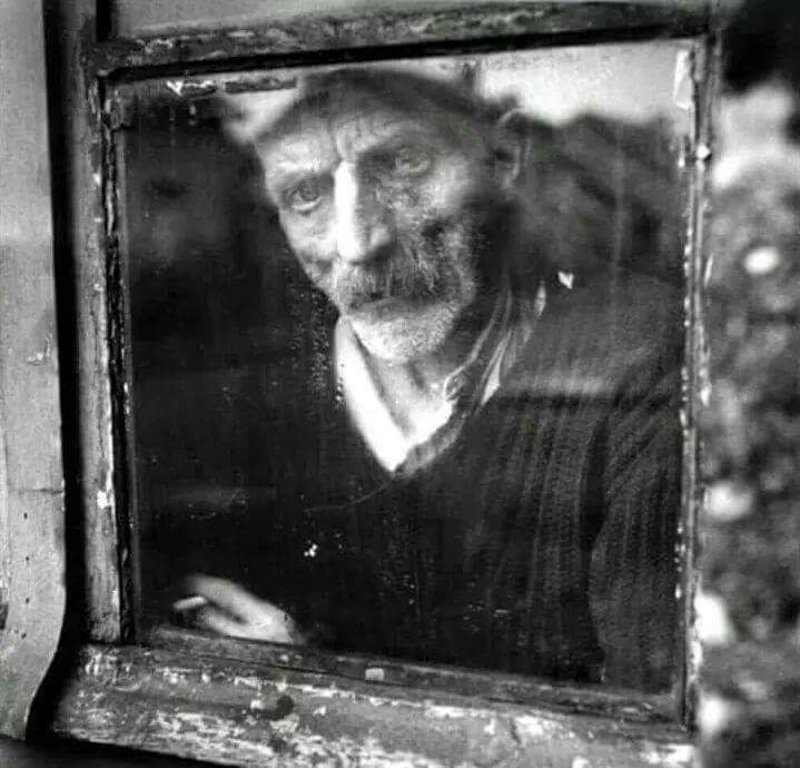 Asil insanlar acılarını ulu orta göstermezler,
bi utanç vardır asil insanlarda.
Gururla gizler acılarını
Anlatmazlar yaralarını.

.
DERSİMCE