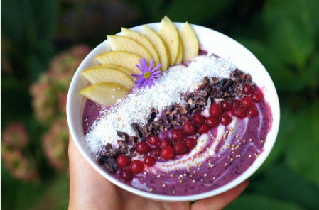 VitaForte's tweet photo. A great way to use #superfood #AroniaBerry. @dias_diary #smoothiebowl + #VFIgojiberry &amp; #VFIcacaonibs! https://t.co/ctLJYh7Bo7 https://t.co/2VU7Q53xOq