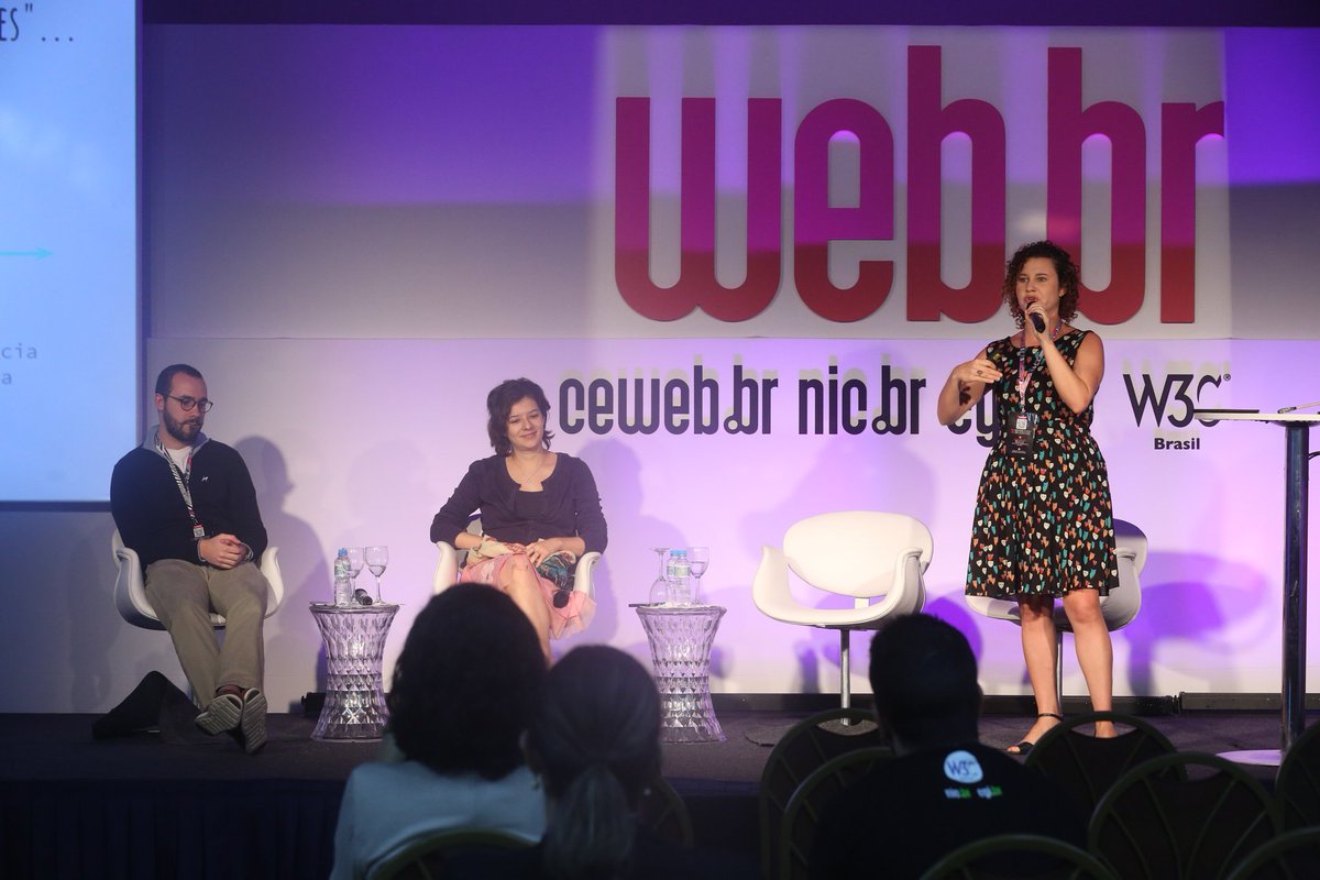 ComuNICbr's tweet photo. Segundo dia da #Webbr2017 trouxe reflexões sobre desigualdades no acesso, uso e desenvolvimento de tecnologias: https://t.co/lJW1bvEfBJ https://t.co/dGWIFMMdwX