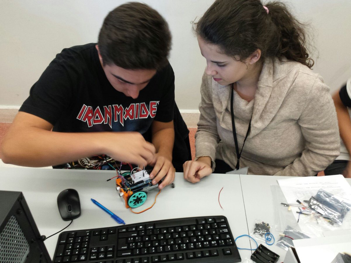 colegiovedruna's tweet photo. Jorge y Gracia de 3°de ESO han participado en #tubot 2017 iniciándose en la robótica en la Universidad de Alcalá de Henares #somosvedruna https://t.co/lqjqWNwoLo