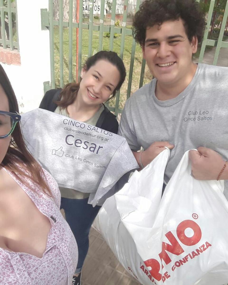 ClubLeoCS's tweet photo. En el día de hoy realizamos la entrega de ropa a la residencia de Larga Estadía Juan XXIII, y de un obsequió para Cesar, empleado https://t.co/EW08I9waO4