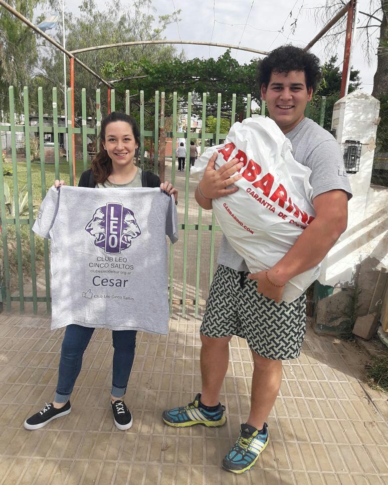ClubLeoCS's tweet photo. En el día de hoy realizamos la entrega de ropa a la residencia de Larga Estadía Juan XXIII, y de un obsequió para Cesar, empleado https://t.co/EW08I9waO4
