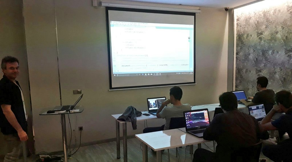 NettDigital's tweet photo. #programadores conociendo el Dom de #JavaScript con @davidfraj direct de contenidos del #MasterAAA https://t.co/sAEk3HuLHQ