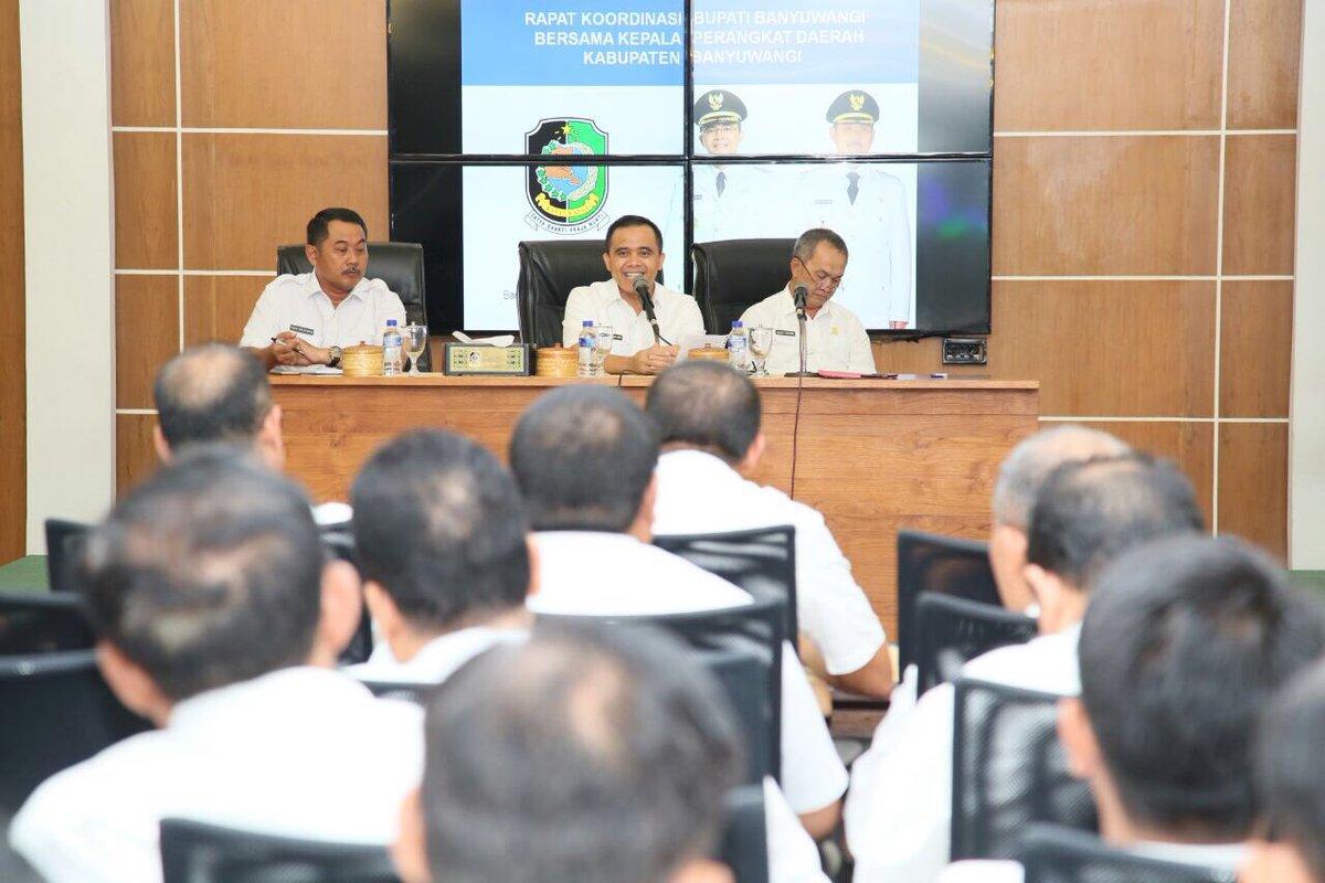 AzwarAnas_A3's tweet photo. Kmrn bareng wabup &amp; jajaran, menindaklanjuti arahan Presiden Jokowi kpd para kepala daerah sehari sebelumnya ttg fokus pembangunan https://t.co/lOFdmIO4aN