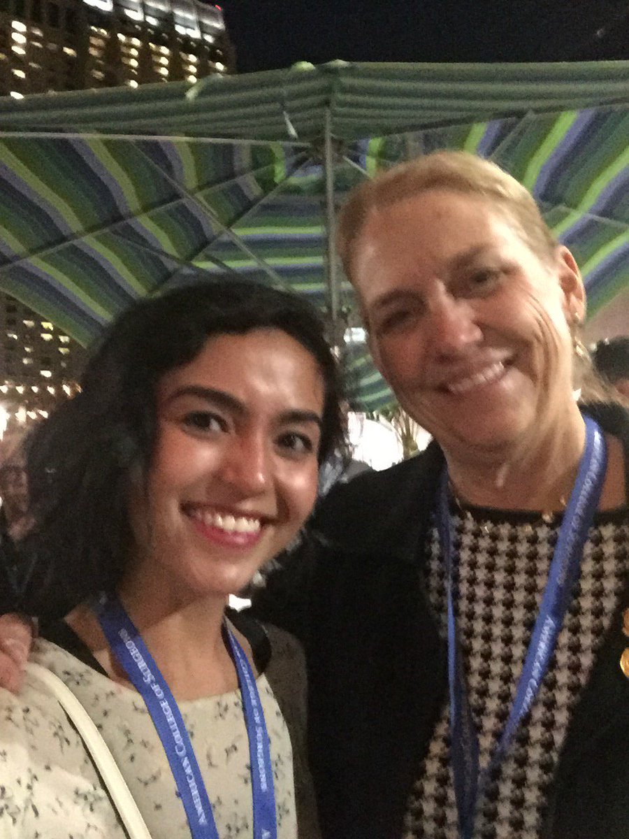 benefsha_M's tweet photo. Waited all conference to finally meet this amazing and inspiring surgeon! #CC17selfie #rolemodel #ACSCC17 https://t.co/3CnRKYweug