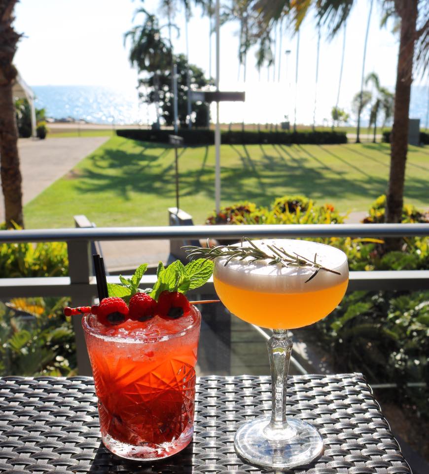 MindilBeachCR's tweet photo. Join us in Sandbar TONIGHT for the front row view of #Mindil Beach fireworks with our award-winning cocktail list &amp; live music from 7pm 😎🎆🍹🎤 https://t.co/XRFg9QVaf7