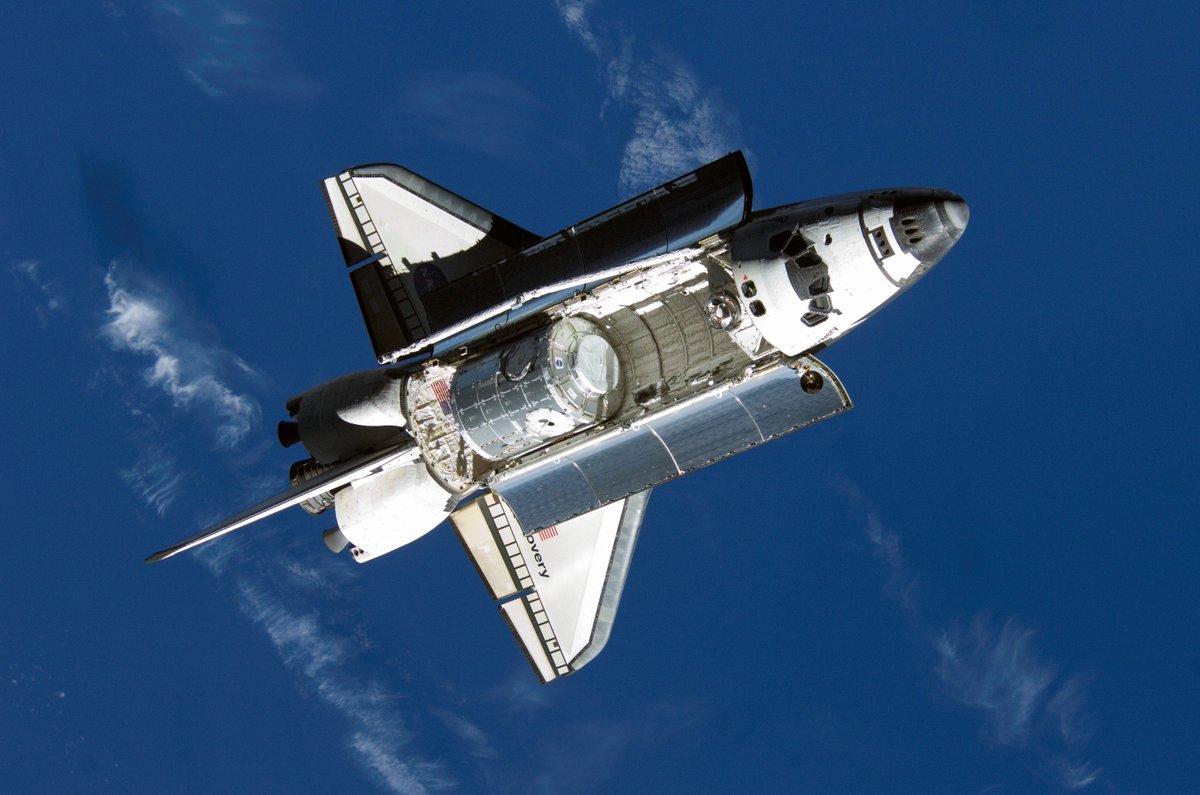 HumanoidHistory's tweet photo. #10YearsAgoToday: Beautiful shots of the #Space Shuttle Discovery as it performs a backflip on approach to the ISS on October 25, 2007. https://t.co/XCVjU9EOkE