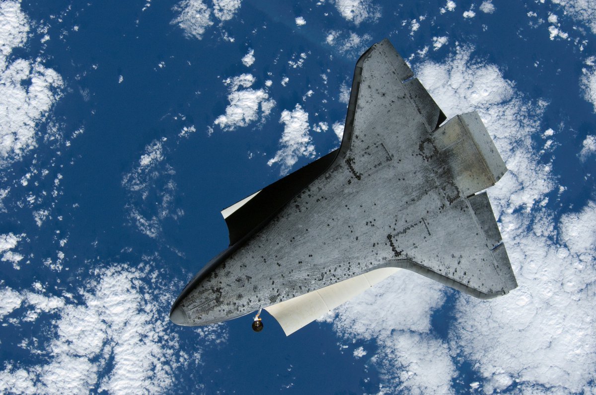 HumanoidHistory's tweet photo. #10YearsAgoToday: Beautiful shots of the #Space Shuttle Discovery as it performs a backflip on approach to the ISS on October 25, 2007. https://t.co/XCVjU9EOkE