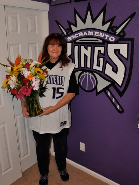 Kings_6thMan's tweet photo. #ThanksBoogie for showing #LoveForSignLady with hugs and flowers when she was diagnosed with breast cancer. 💜 https://t.co/Zo2URJKguJ