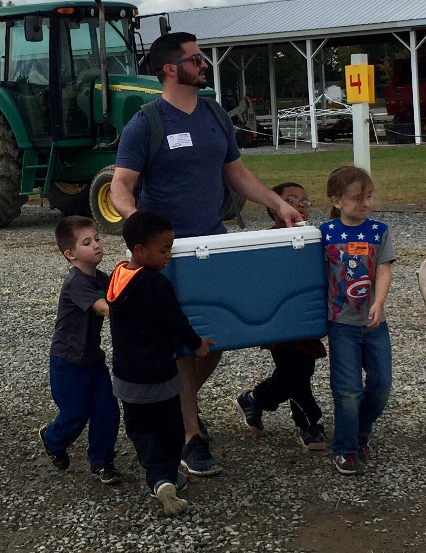 daleknightccps's tweet photo. Mrs. Knight's kinders feeding the calves! #Teamwork #toomanypumpkins #togetherweflyfar #oneccps @lindsayporzio @PBL_Peyton @jeniparsons1220 https://t.co/sLTmX9LOSf