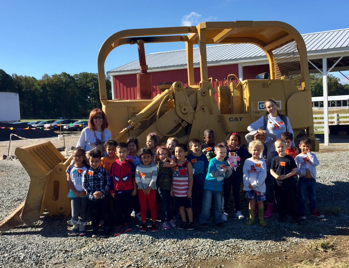 daleknightccps's tweet photo. Mrs. Knight's kinders feeding the calves! #Teamwork #toomanypumpkins #togetherweflyfar #oneccps @lindsayporzio @PBL_Peyton @jeniparsons1220 https://t.co/sLTmX9LOSf