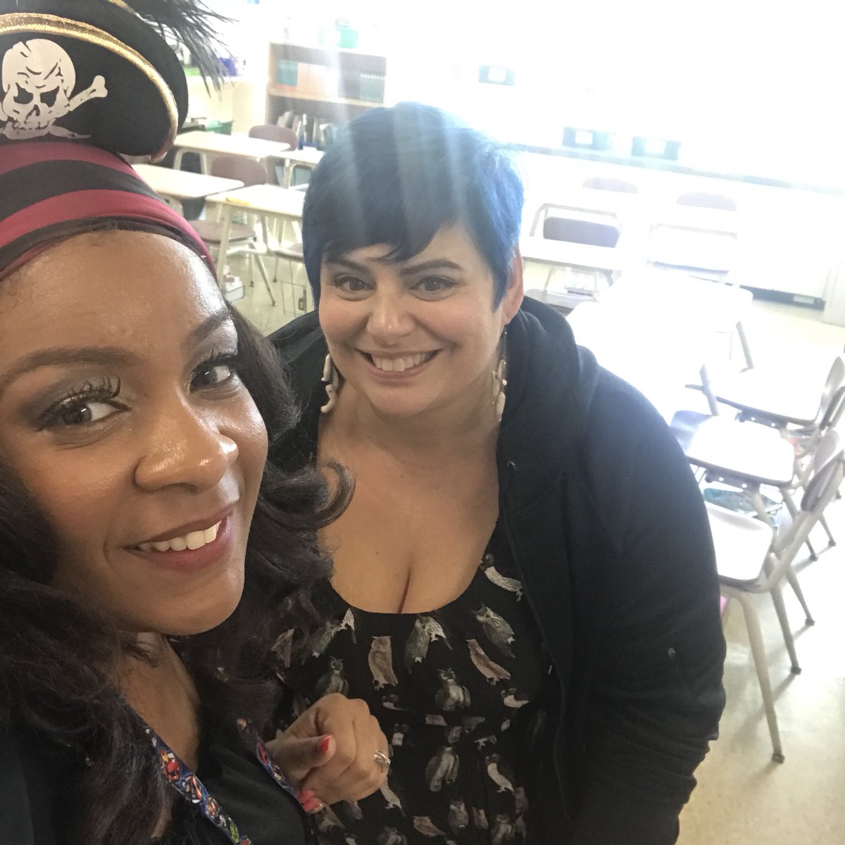 JasmineHaverly2's tweet photo. Iโm so honored to have Holly Black to visit my classroom today!! Thanks for stopping by and I hope you enjoyed it! #hisd #hisdela #hisdbuzz https://t.co/7OsmnCwk76