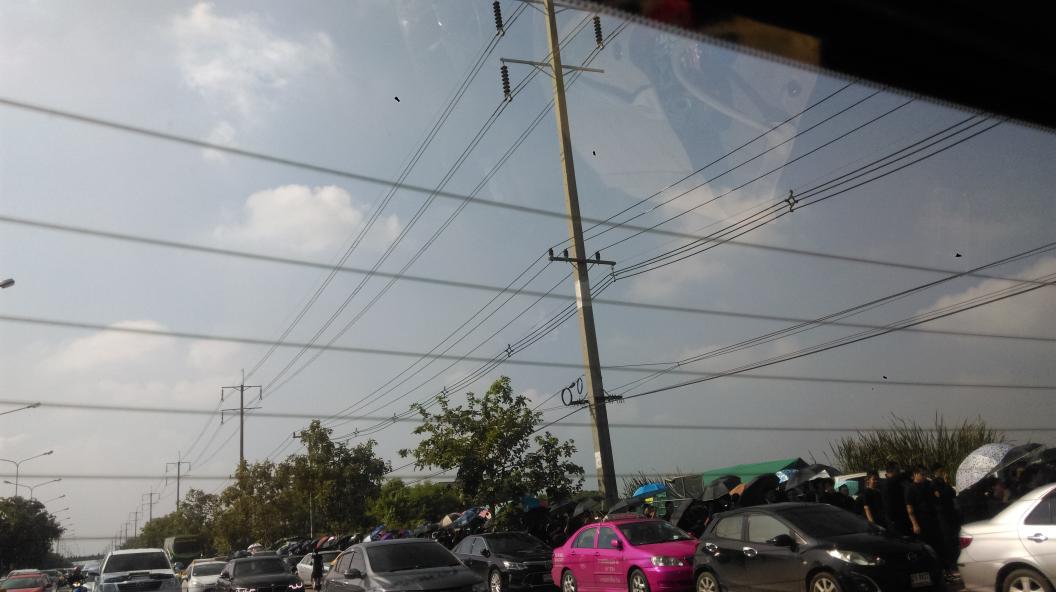i_is's tweet photo. @js100radio #พุทธมณทล คนรอคิวริมถนนพุทธมณทลสาย4 เยอะมากหลาย กม. https://t.co/Y2Fz7qHiIc