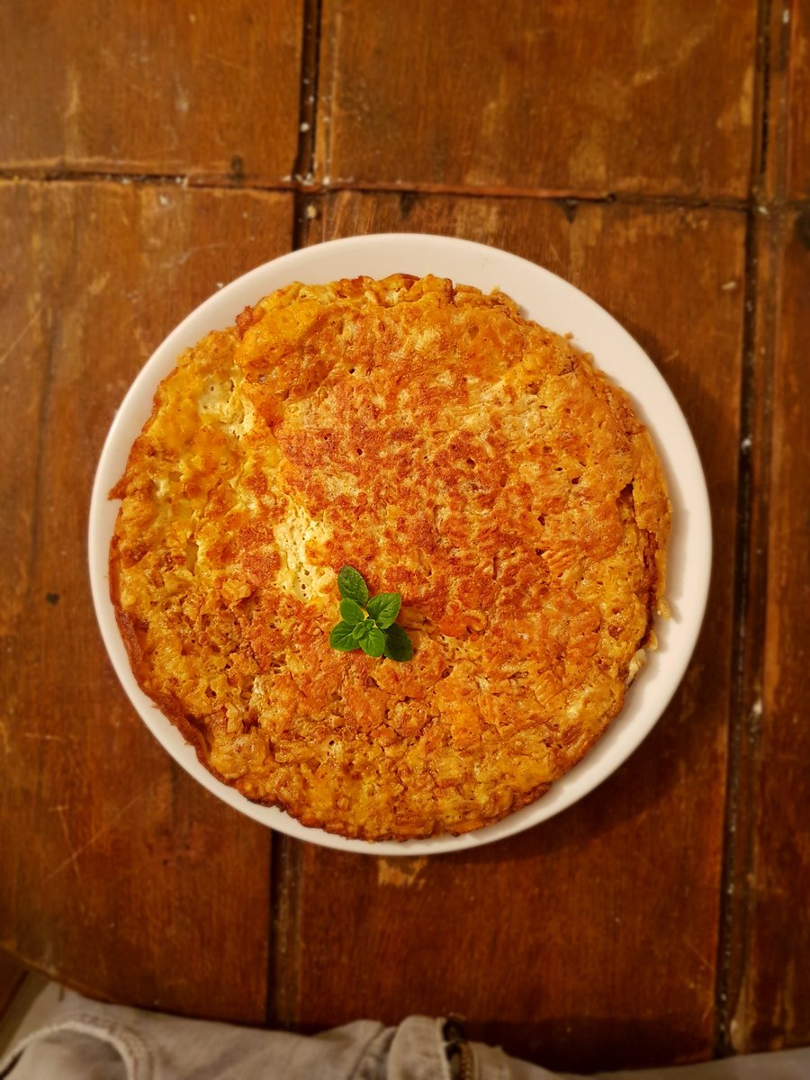 HurbanoX's tweet photo. Tortilla de patatas con ruffles de queso (conseguí huevos en venezuela y la hice 🤣) #WillyElCheff @WillyrexYT https://t.co/rYWG03sAIW