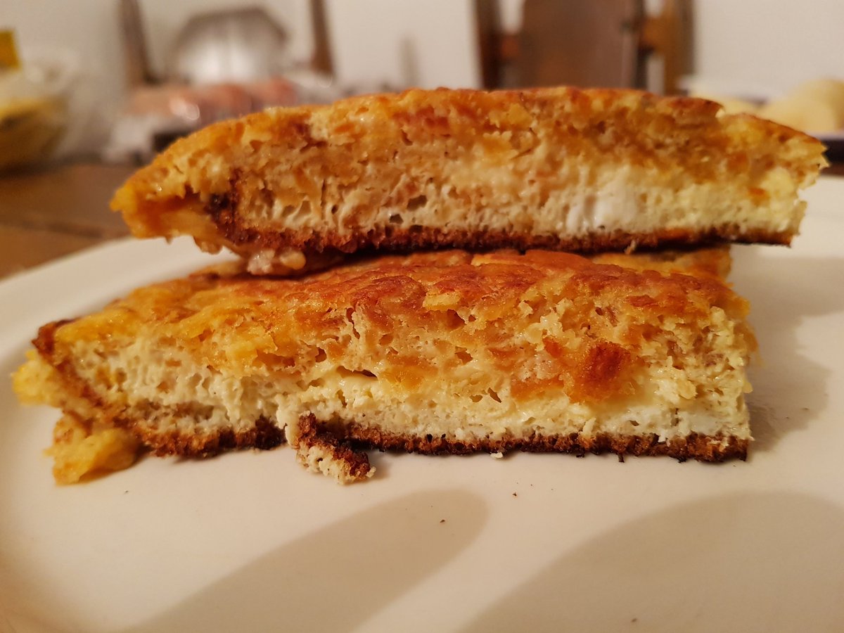 HurbanoX's tweet photo. Tortilla de patatas con ruffles de queso (conseguí huevos en venezuela y la hice 🤣) #WillyElCheff @WillyrexYT https://t.co/rYWG03sAIW