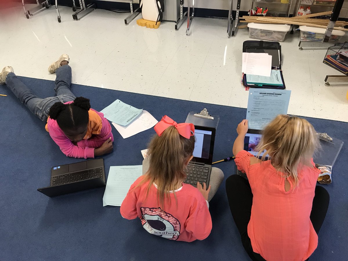 AprilDeGennaro's tweet photo. My second graders have #flipgrid fever and ❤️ @Flipgrid We did #redribbonweek2017 reflections! @Peeples_PTO #SCREAMLab https://t.co/t6BHXiO0vp