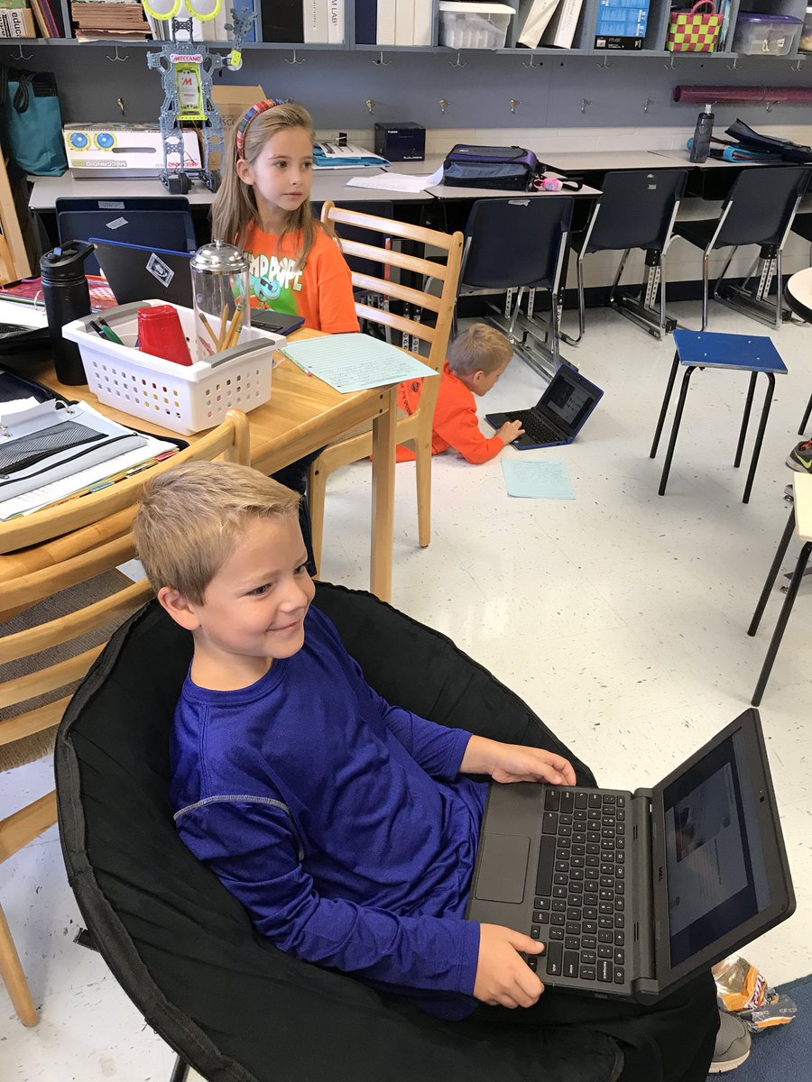 AprilDeGennaro's tweet photo. My second graders have #flipgrid fever and ❤️ @Flipgrid We did #redribbonweek2017 reflections! @Peeples_PTO #SCREAMLab https://t.co/t6BHXiO0vp
