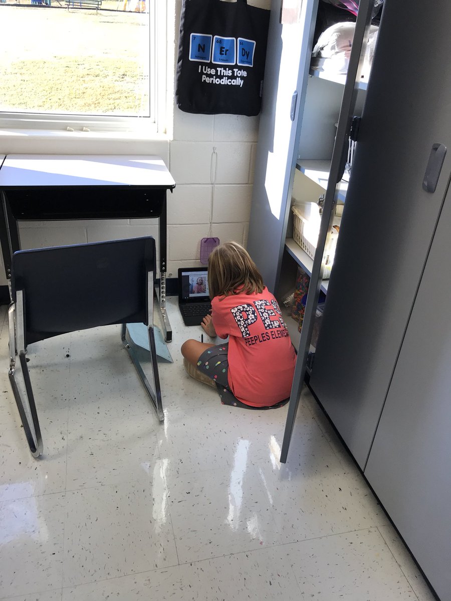 AprilDeGennaro's tweet photo. My second graders have #flipgrid fever and ❤️ @Flipgrid We did #redribbonweek2017 reflections! @Peeples_PTO #SCREAMLab https://t.co/t6BHXiO0vp