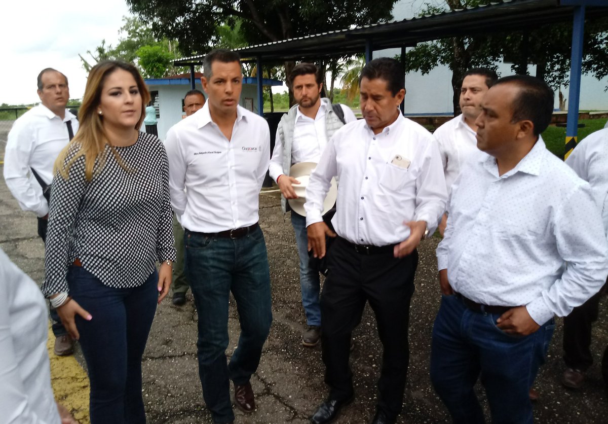 Edy_Duarte_'s tweet photo. @DGLB_GobOax y Presidencia Municipal de #LomaBonita reciben al Gob. @alejandromurat en su llegada a tierras piñeras #Oaxaca https://t.co/TI0ASWzbBH
