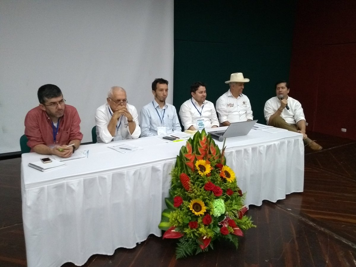 CAMHUILA's tweet photo. Dir de @CAMHUILA @carlos_camhuila participa en el Foro: Gobernanza del Agua en la Construcción de Paz en Colombia. #CongresodeRíosyHumedales https://t.co/q5ih4lndcH