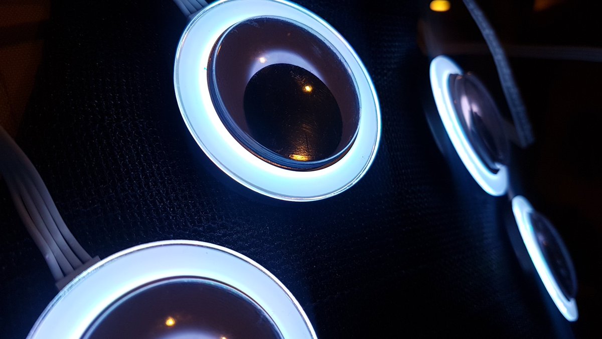 AnoukWipprecht's tweet photo. Halloween-Prep-Wednesday β‘β‘β‘ #thesecretsocietyofthegooglyeyes (soon on @Hacksterio ) #GooglyEyes #Alienesque #Outfit https://t.co/0uyLPFUCNo